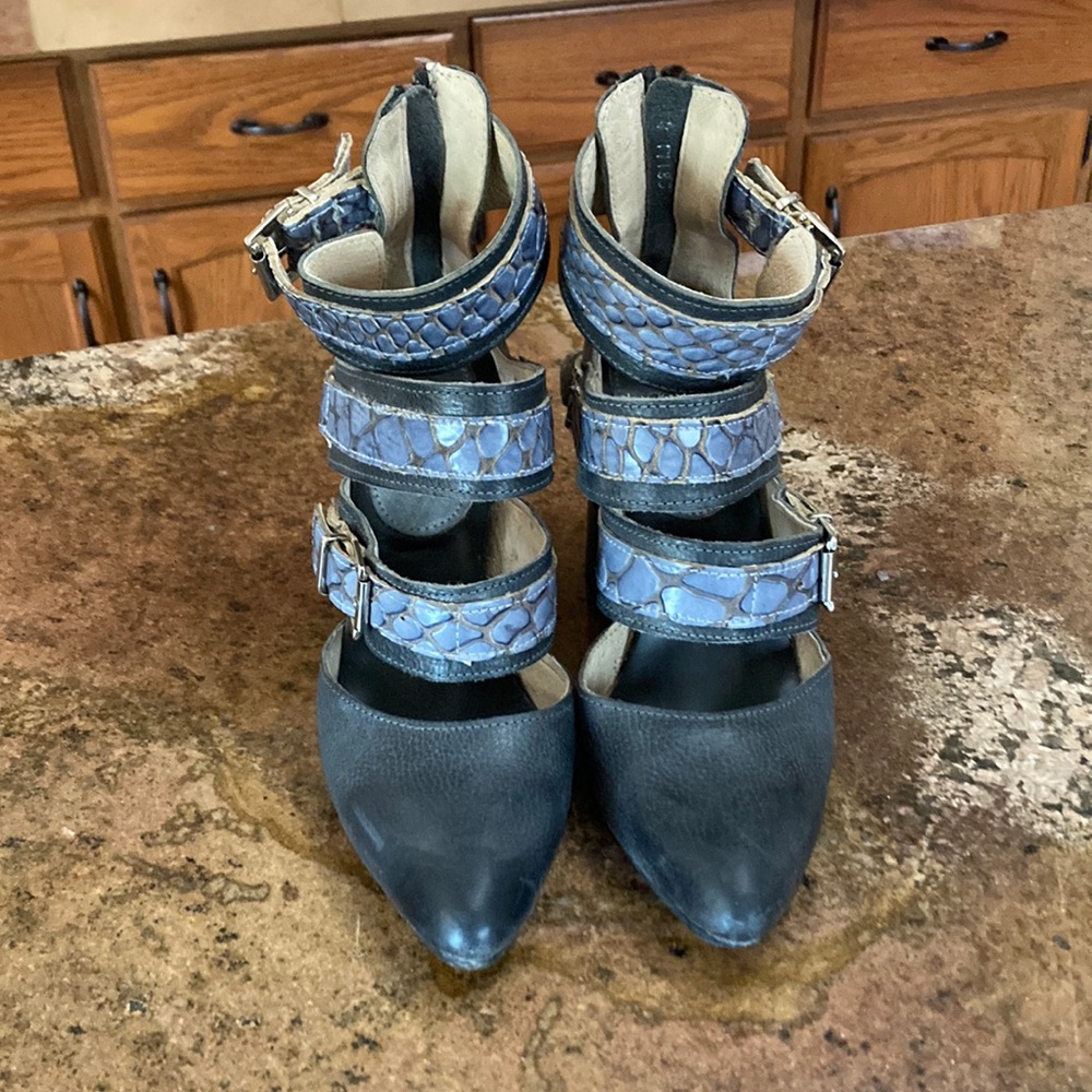 Freebird Jacqueline size 8 navy blue